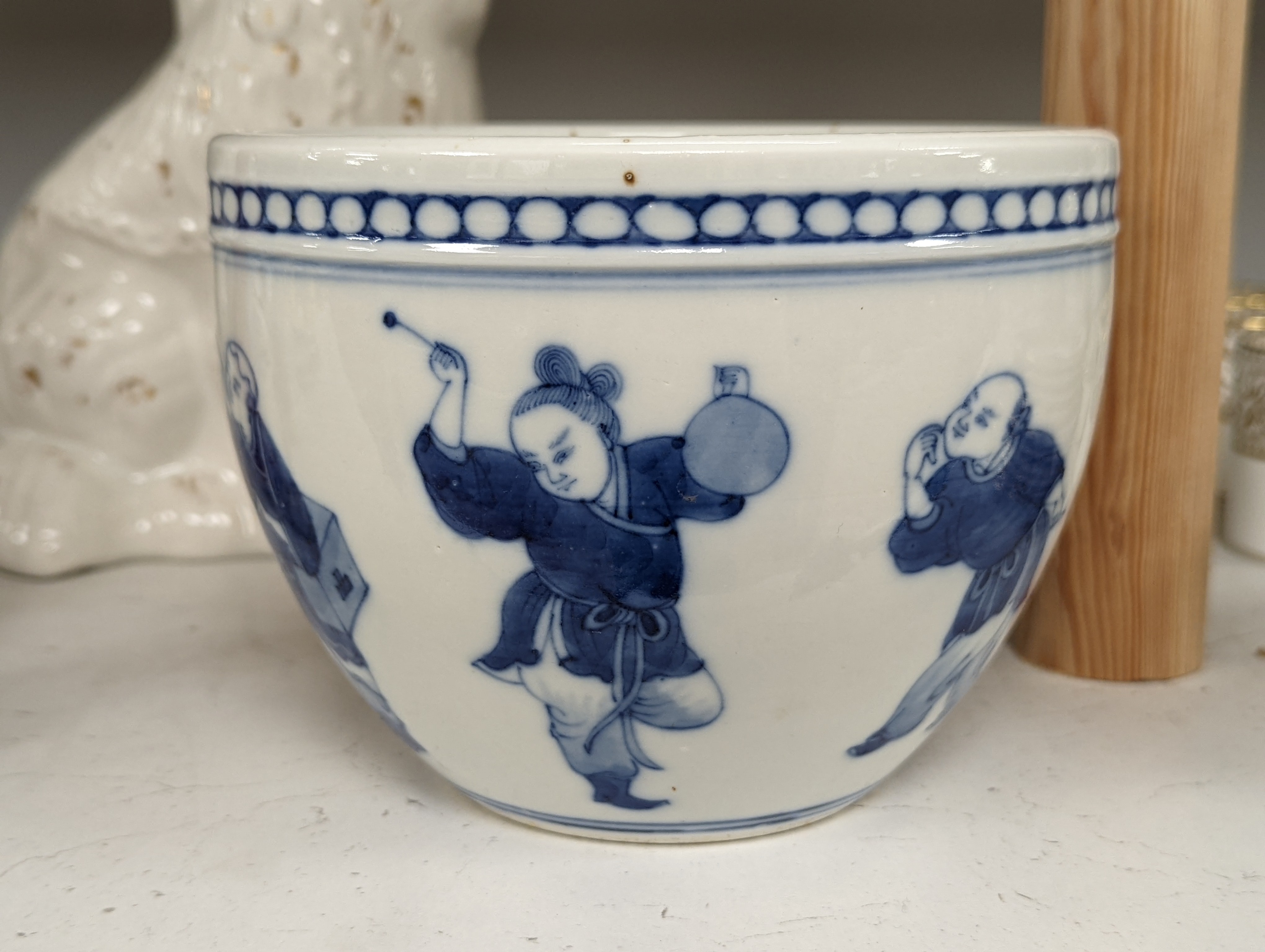 A Chinese blue and white small jardiniere 12cm